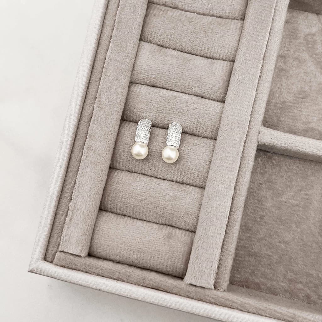 Brinco Meia Argola Cravejada com Pérola 15mm - Prata 925 - imagem 1